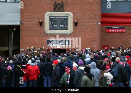 Les fans de Manchester United se souviennent des victimes de l'air de Munich Désastre avant le match de la Premier League à Old Trafford Banque D'Images