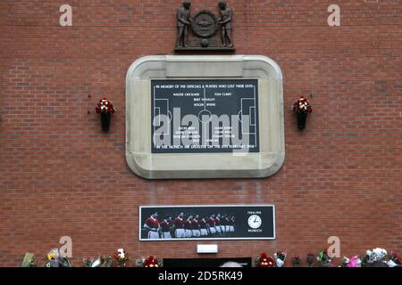 Les fans de Manchester United se souviennent des victimes de l'air de Munich Désastre avant le match de la Premier League à Old Trafford Banque D'Images