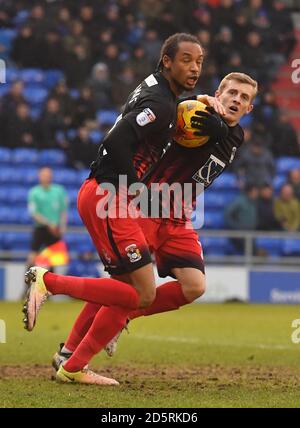 Kwame Thomas (à gauche) de Coventry City célèbre la deuxième fois de son équipe objectif Banque D'Images