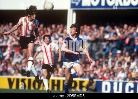 Dave Watson (l), de Southampton, dirige la balle alors que Paul Mariner, de la ville d'Ipswich, regarde Banque D'Images