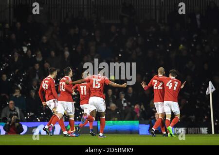 Pajtim Kasami de la forêt de Nottingham (deuxième à droite) célèbre le score du premier but de son côté pendant le match Match de championnat Sky Bet entre Fulham et Nottingham Forest À Craven Cottage Banque D'Images