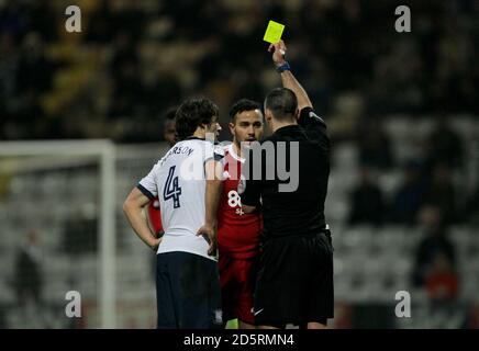 Kerim Frei (centre) de Birmingham City est réservé par l'arbitre T.Robinson Banque D'Images