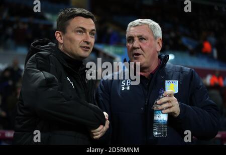 Paul Heckingbottom, le directeur de Barnsley, avant le match avec Aston Directeur de la villa Steve Bruce (à droite) Banque D'Images