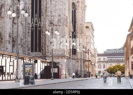 Milan, Italie - 27 septembre 2020. Vider la zone de la place du Duomo pendant l'épidémie de coronavirus à Milan. Quarantaine dans les grandes villes. Banque D'Images