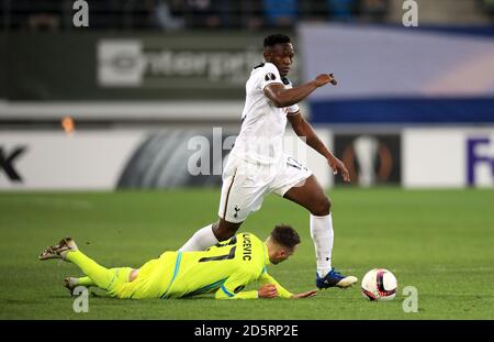 Victor Wanyama (à droite) de Tottenham Hotspur et la bataille Milicevic de Danijel pour le ballon Banque D'Images