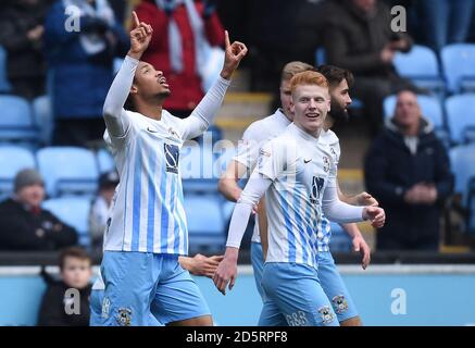 Kwame Thomas de Coventry City célèbre son but d'ouverture contre Gillingham Banque D'Images