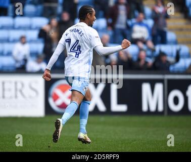 Kwame Thomas de Coventry City célèbre son but d'ouverture contre Gillingham Banque D'Images