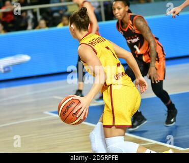 Orenburg, Russie - 24 novembre 2019: Les filles jouent au basket-ball dans le match de championnat russe entre les clubs de basket-ball "Hope" (Orenburg) et "UMMC Banque D'Images