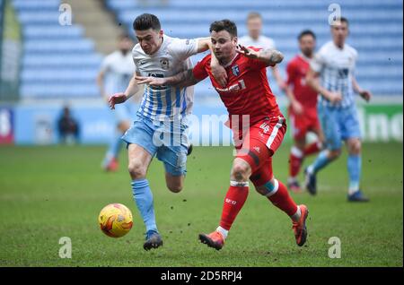 Callum Reilly de Coventry City est défié par Chris Herd de Gillingham Banque D'Images