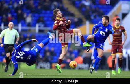 Luke Freeman (au centre) des Queens Park Rangers pour la possession de Le ballon avec Che Adams (à gauche) et Kerim de Birmingham City Frei (droite) Banque D'Images