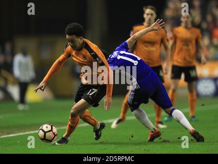 Wolverhampton Wanderers' Helder Costa (à gauche) et Pedro Battle for de Chelsea la balle Banque D'Images