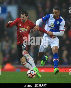 Henrikh Mkhitaryan de Manchester United (à gauche) et Liam Feeney de Blackburn Rovers bataille pour le ballon Banque D'Images