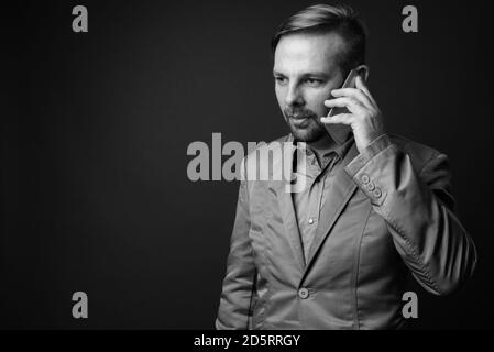 Homme barbu avec barbiche blonde contre l'arrière-plan gris Banque D'Images