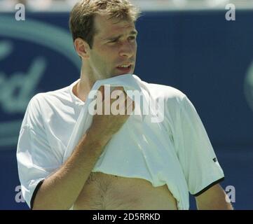 Greg Rusedski en Angleterre contre Paul Goldstein aux États-Unis. Rusedski a perdu 4-6, 7-6, 6-7, 2-6. Banque D'Images