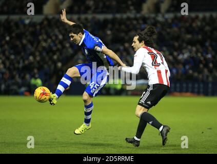 Fernando Forestieri de Sheffield Wednesday (à gauche) et la bataille de Jota de Brentford pour la balle Banque D'Images