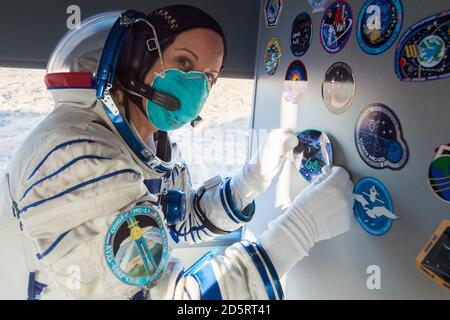 Baïkonour, Kazakhstan. 14 octobre 2020. Expédition 64 l'astronaute de la NASA, Kate Rubins, appose un autocollant Expedition 64 à l'intérieur du bus qui le transporte et ses camarades d'équipage, les cosmonautes russes Sergey Kud-Sverchkov et Sergey Ryzhikov de Roscosmos, sur le plateau de lancement, le 14 octobre 2020, au Cosmodrome de Baikonour au Kazakhstan. Le trio a été lancé à 1 h 45 HAE pour commencer une mission de six mois à bord de la Station spatiale internationale. Photo par Andrey Shelepin/GCTC/NASA/UPI crédit: UPI/Alay Live News Banque D'Images