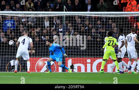 Harry Kane (à droite) de Tottenham Hotspur marque un but pendant le match Banque D'Images