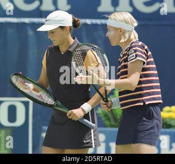 Martina Hingis en Suisse et Anna Kournikova en Russie contre Monica Seles aux États-Unis et Jana Novotna en République tchèque. Hingis/Kournikova a gagné 7-6, 6-3. Banque D'Images