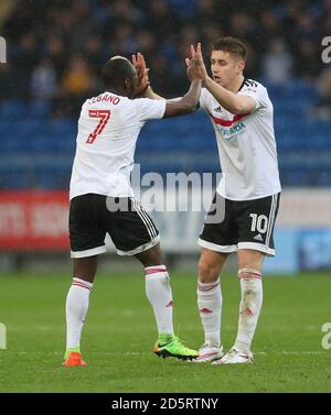 Neeskens Kebano de Fulham célèbre son deuxième but avec Tom Cairney Banque D'Images