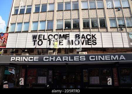 Bienvenue Retour à l'annonce du cinéma au Prince Charles Cinema, West End, Londres. De nombreux cinémas ont rouvert leurs portes avec des places limitées après des mois de fermeture pendant le confinement. Banque D'Images