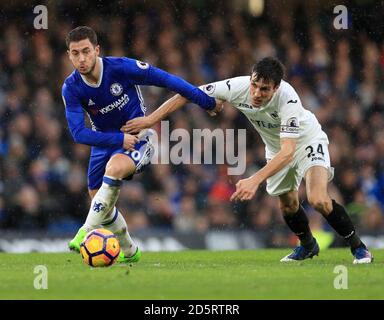 Eden Hazard de Chelsea (à gauche) et Jack Cork de Swansea City pour le ballon Banque D'Images