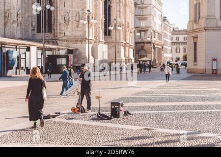 Personnes marchant près de la cathédrale Duomo ville de Milan pendant le coronavirus un jour ensoleillé, Covid 19 épidémie. Milan, Italie - 27 septembre 2020 Banque D'Images