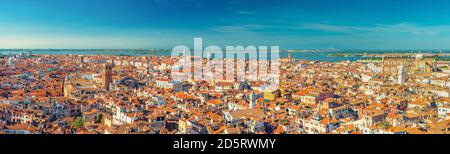 Vue panoramique aérienne de la vieille ville de Venise centre historique, bâtiments avec toits de tuiles rouges, San Giuliano Mestre et fond bleu ciel, région de Vénétie, Italie du Nord. Paysage urbain incroyable de Venise. Banque D'Images