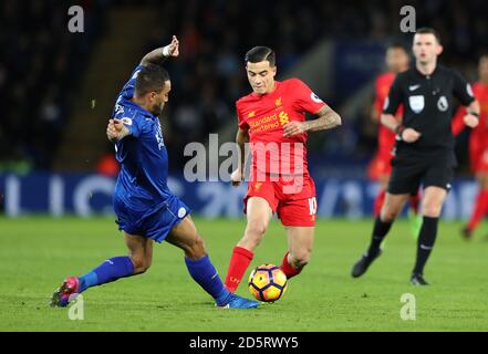 Danny Simpson de Leicester City (à gauche) défie Philippe Coutinho de Liverpool Banque D'Images