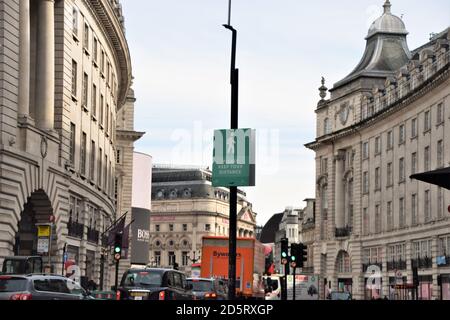 Signe de distance sociale sur Regent Street, Londres, Royaume-Uni. Banque D'Images