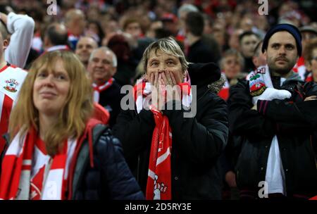 Les partisans de Southampton dans les tribunes réagissent Banque D'Images