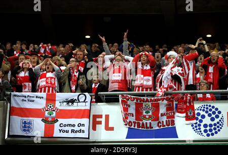 Les partisans de Southampton dans les tribunes réagissent Banque D'Images