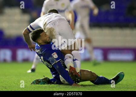 David Davis de Birmingham City (à gauche) et Liam Bridcutt de Leeds United bataille pour le ballon Banque D'Images