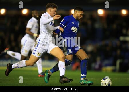 David Davis de Birmingham City (à gauche) et Liam Bridcutt de Leeds United bataille pour le ballon Banque D'Images