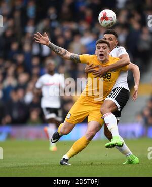 Ryan Fredericks de Fulham s'est fouillé Jordan Hugill de Preston North End Banque D'Images