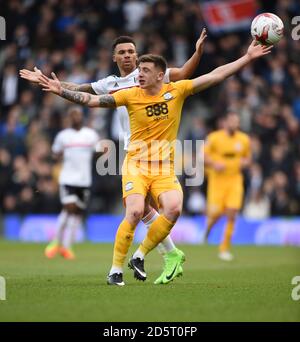 Ryan Fredericks de Fulham s'est fouillé Jordan Hugill de Preston North End Banque D'Images