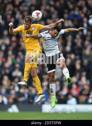 Tommy Spurr de Preston North End et Ryan Fredericks de Fulham se battent Banque D'Images