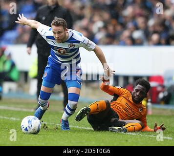 Reading's Chris Gunter et Wolverhampton Wanderers's Nouha Dicko Banque D'Images