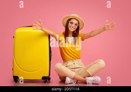 Jeune femme heureuse dépassant les mains de l'appareil photo Banque D'Images