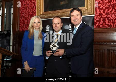 La présentatrice Lynsey Hipgrave (à gauche) et le député Andrew Griffiths (à droite) avec un représentant des gagnants Burton Albion du Play Midlands Checkatrade Community Club de l'année lors des EFL Community Awards - Checkatrade Community Club de l'année 2017 qui se tiennent à la Chambre des communes de Londres. Banque D'Images