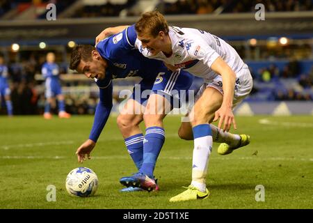 Lukas Jutkiewicz (à gauche) de Birmingham City et Dan Burn de Wigan Athletic (à droite) lutte pour le ballon Banque D'Images