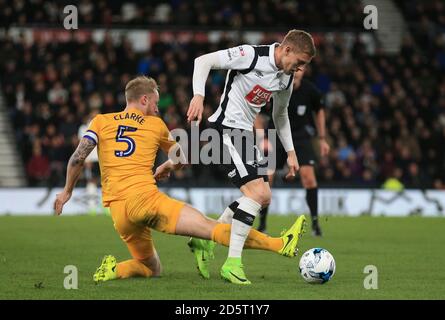 Matej Vydra (à droite) du comté de Derby et Tom de Preston North End Clarke bataille pour le ballon Banque D'Images