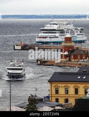 HELSINGBORG, SUÈDE - 06 OCTOBRE 2020 : vue en hauteur depuis la ville de voir quelques ferrys arriver au port. Banque D'Images