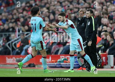 George Boyd de Burnley (à gauche) est substitué à Robbie Brady (à droite) pendant le match Banque D'Images