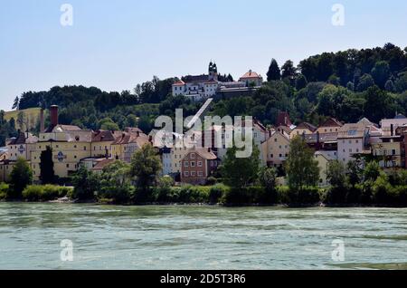 Allemagne, Innstadt est une partie de Passau sur la rive droite de l'auberge avec maisons, brasserie et église de pèlerinage Mariahilf avec un escalier couvert avec Banque D'Images