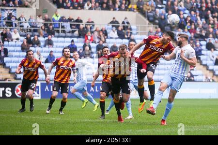 Jordan Turnball de Coventry City et Nathaniel Knight Percival de Bradford City Banque D'Images