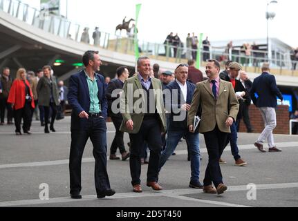 Les Racegoers arrivent pendant le premier jour du Cheltenham Festival 2017 Banque D'Images