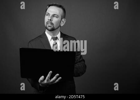 Homme barbu avec barbiche blonde contre l'arrière-plan gris Banque D'Images