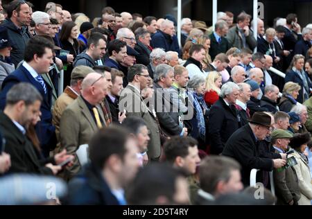 Les Racegoers regardent les chevaux dans l'anneau de parade pendant le premier jour Du Festival Cheltenham 2017 Banque D'Images