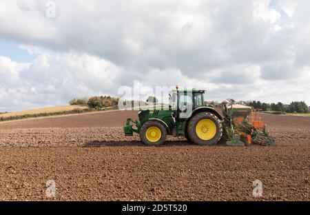 Agamartha, Carrigaline, Cork, Irlande. 14 octobre. Entrepreneur Lyndon Smith semis de blé d'hiver sur la ferme de John Griffin dans la commune d'Agamartha à l'extérieur de Carrigaline, Co. Cork, Irlande. - crédit; David Creedon / Alamy Live News Banque D'Images