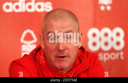 Mark Warburton, directeur de New Nottingham Forest, lors d'une conférence de presse. Banque D'Images